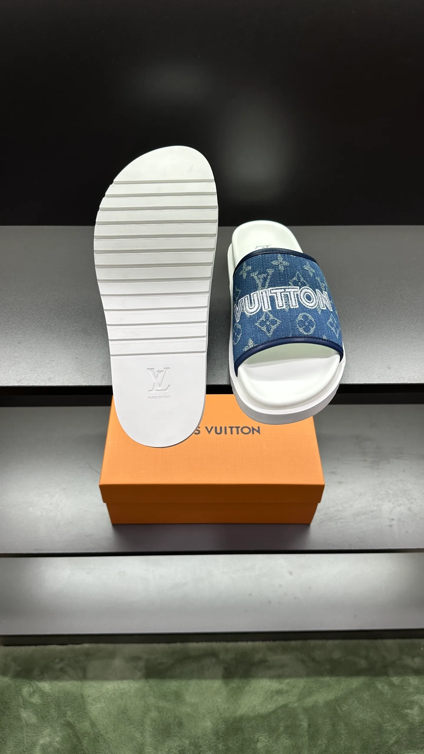 [L Home] P: 300💰Size: 38-45 Top purchasing lv men's summer slippers, classic presbyopia with soft real leather lining, unique color splicing effect, distinctive personality, fashionable and trendy essential style, light and comfortable. Lightweight and tough rubber insole, micro ridged foam outsole, super comfortable!